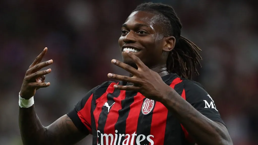 Rafael Leão, atacante do Milan, em campo, comemorando um gol