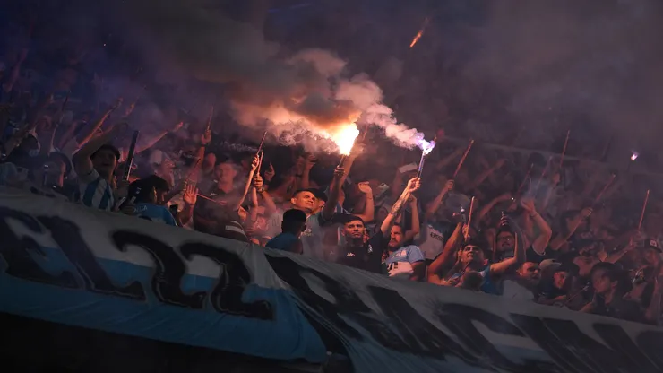 Torcedores do Racing preparam festa pirotécnica na partida contra o Flamengo - Marcelo Endelli / Getty Images