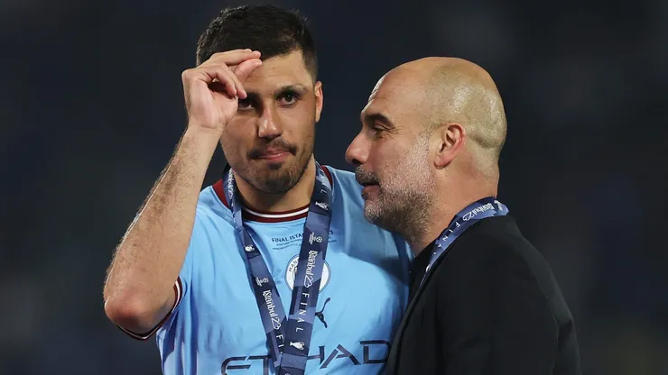 Guardiola e Rodri, no Manchester City. Clube tem nome que pode ser sucessor do volante (Foto: Michael Steele/Getty Images)