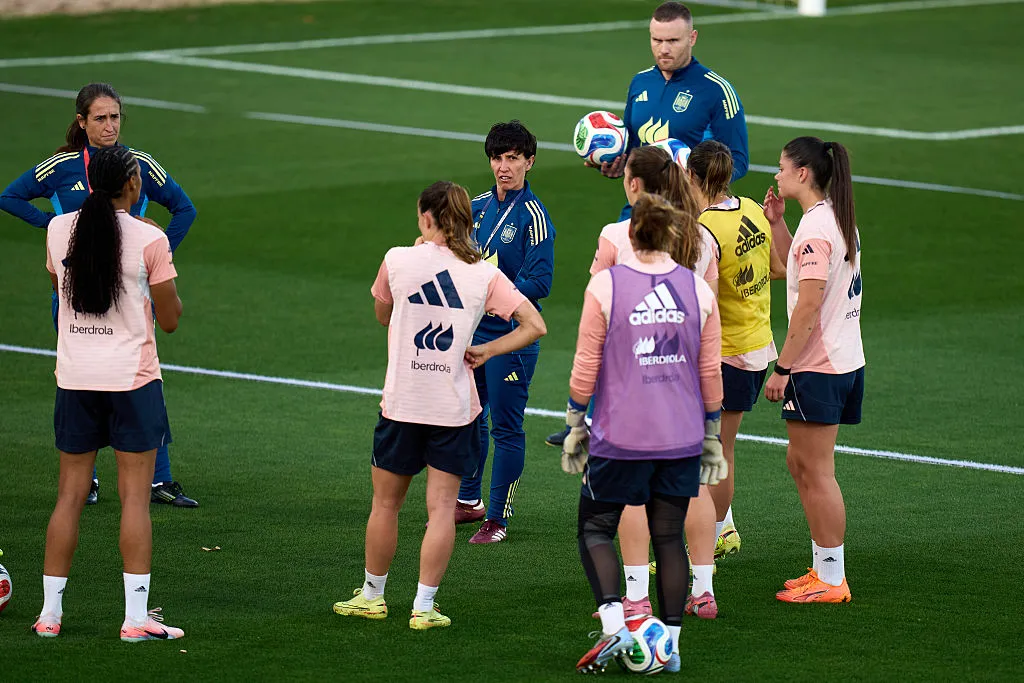 Sonia Bermúdez comanda treino da Espanha – Foto: Angel Martinez/Getty Images