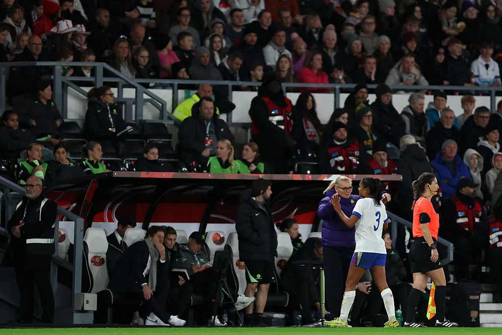 Sarina Wiegman comanda a Inglaterra durante amistoso - Foto: Naomi Baker/Getty Images