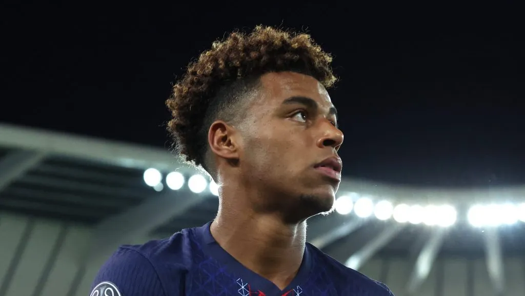 Désiré Doué esfregando as mãos em jogo do PSG