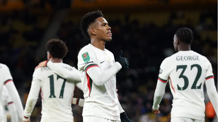 Estêvão marca golaço de cavadinha pelo Chelsea na vitória contra o Wolverhampton pela Carabao Cup. (Foto: David Rogers/Getty Images)