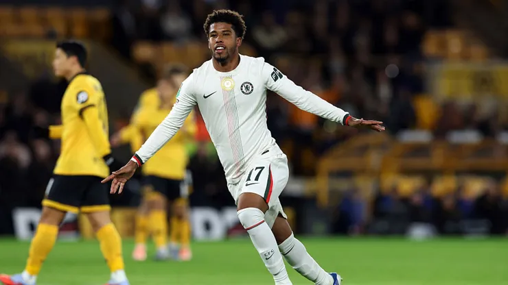 Andrey Santos anota golaço pelo Chelsea.