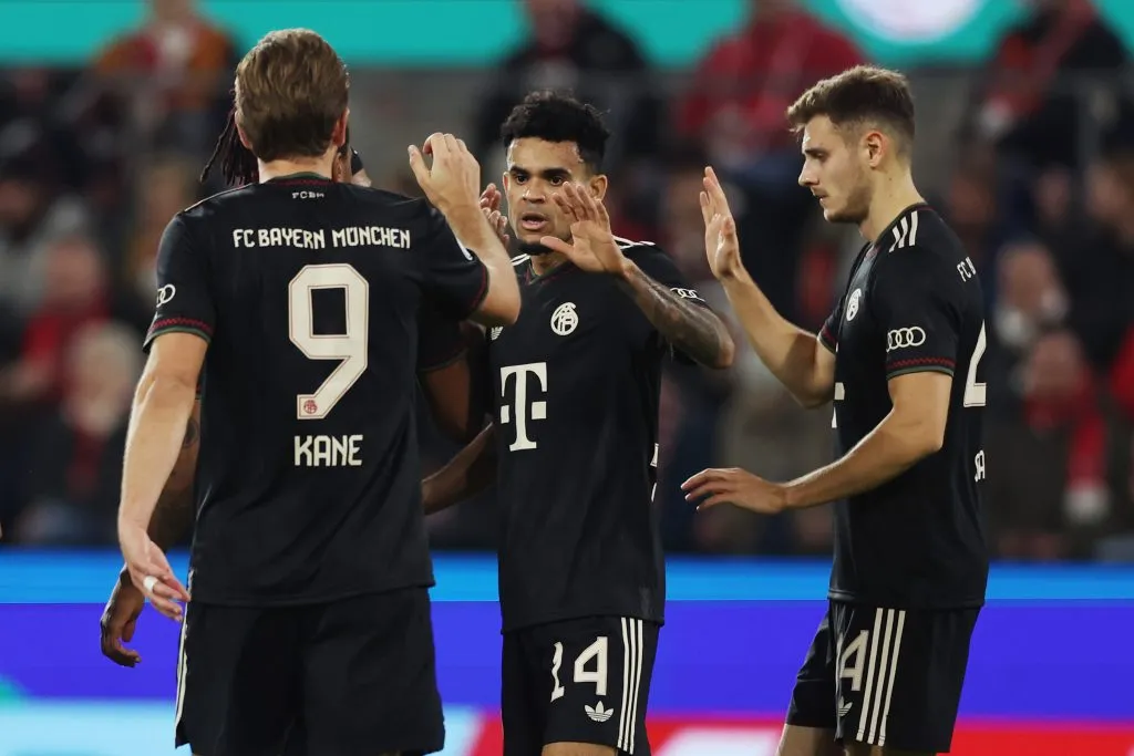 Jogadores do Bayern comemorando gol contra o Colônia. (Foto: Lars Baron/Getty Images)