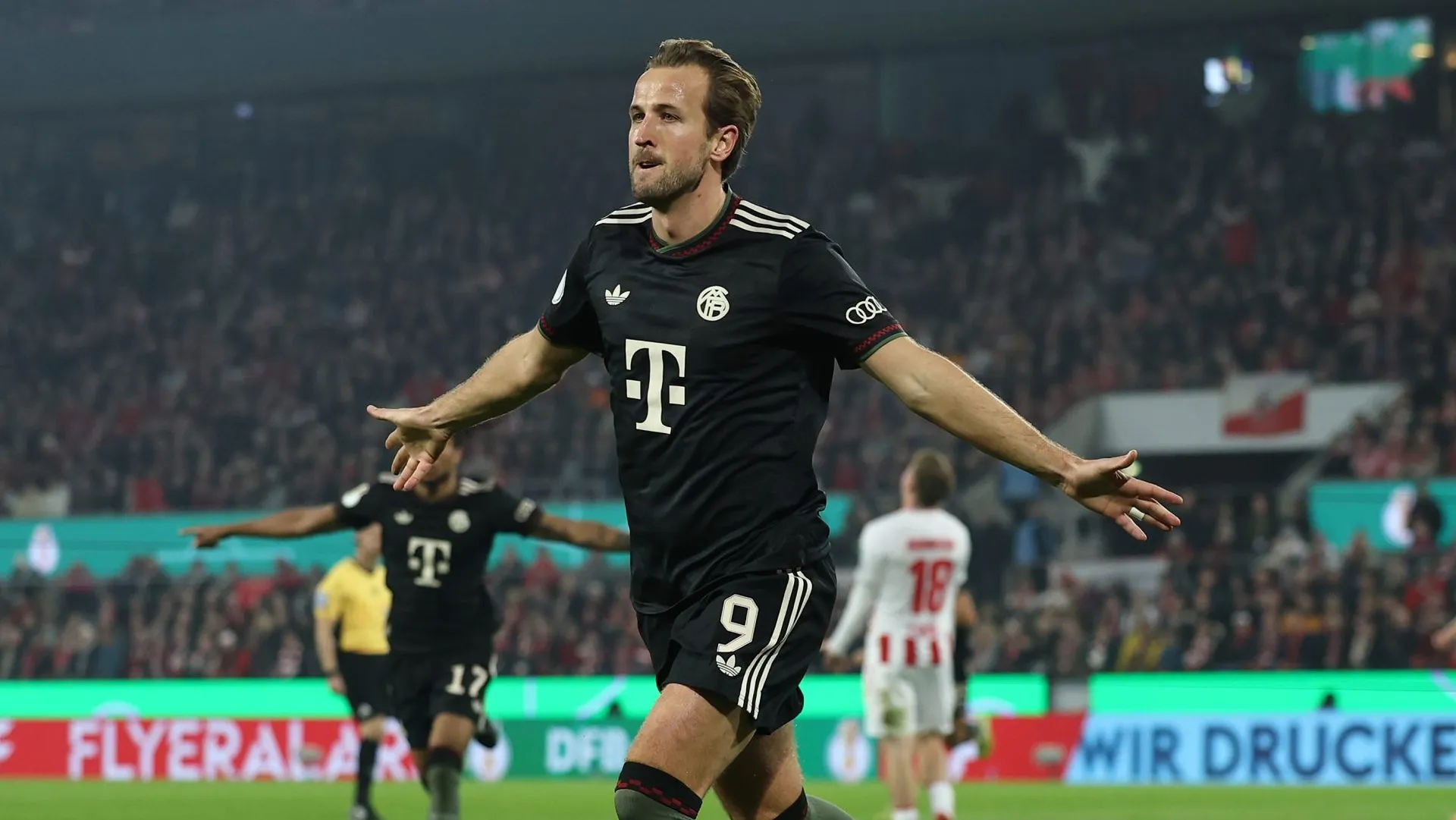 Harry Kane celebrando gol em Colônia X Bayern de Munique