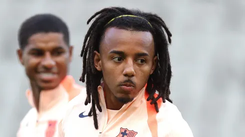 Barcelona cogita promover Xavi Espart da base para substituir Jules Koundé. (Photo by George Wood/Getty Images)