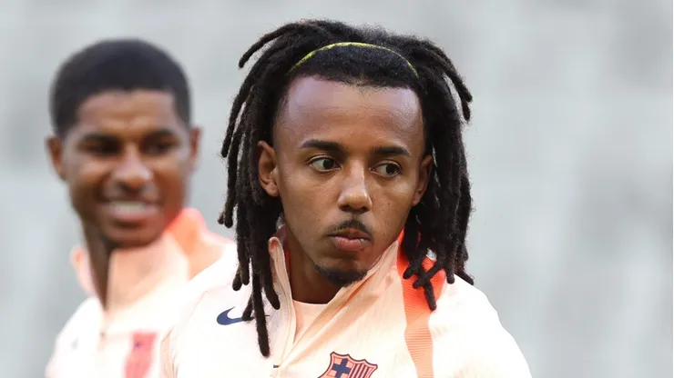 Barcelona cogita promover Xavi Espart da base para substituir Jules Koundé. (Photo by George Wood/Getty Images)