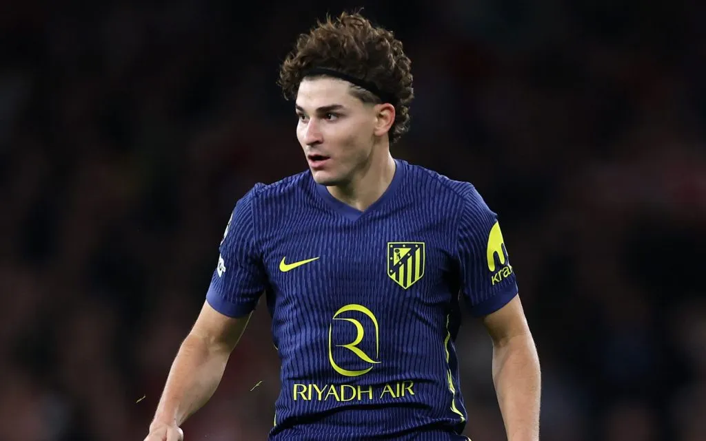 Julián Álvarez concentrado vestindo a camisa alternativa do Atlético de Madrid (Photo by Alex Pantling/Getty Images)