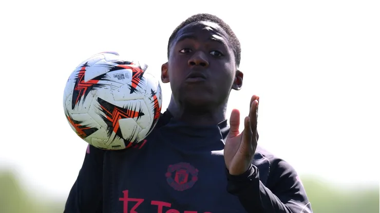 Manchester United pode receber oferta do Napoli por Mainoo em janeiro. (Photo by Ben Roberts Photo/Getty Images)