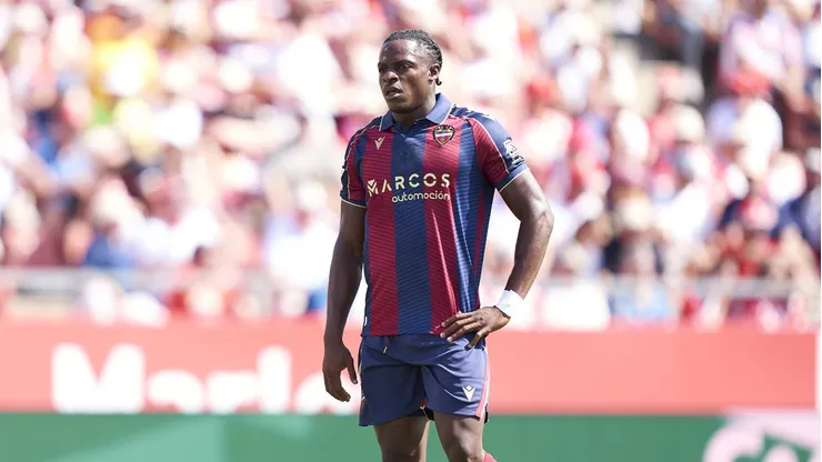 Apesar do interesse de rivais europeus, a cláusula de rescisão favorável coloca o clube catalão em vantagem, planejando contar com Eyong a partir de julho. (Foto: Pedro Salado/Getty Images)