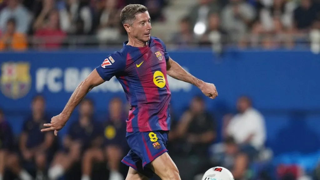 Robert Lewandowski, do FC Barcelona, marca o sexto gol da equipe durante a partida da LaLiga EA Sports entre FC Barcelona e Valencia CF no Estadi Johan Cruyff, em 14 de setembro de 2025, em Barcelona, Espanha. (Foto: Alex Caparrós/Getty Images)