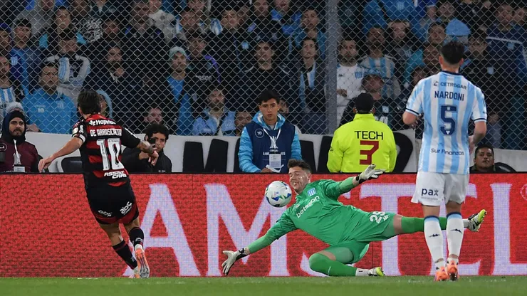 Cambeses defende grande chance de Arrascaeta.