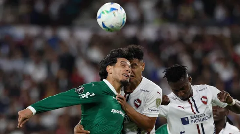 Gustavo Gómez disputa bola com adversário em Palmeiras x LDU (Cesar Greco/Palmeiras/by Canon)