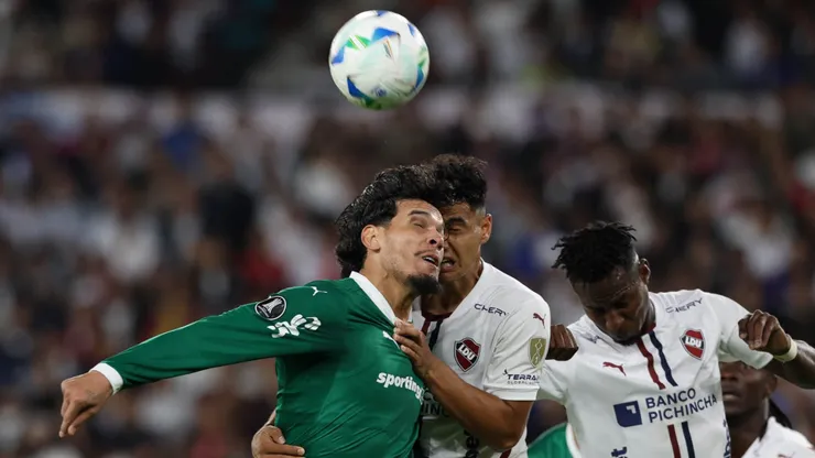 Gustavo Gómez disputa bola com adversário em Palmeiras x LDU (Cesar Greco/Palmeiras/by Canon)