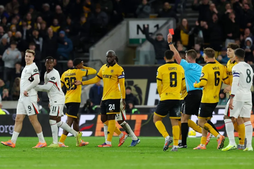 Liam Delap, do Chelsea, recebe um cartão vermelho do árbitro Thomas Bramall durante a partida da quarta rodada da Copa da Liga Inglesa entre Wolverhampton Wanderers e Chelsea, no Molineux, em 29 de outubro de 2025, em Wolverhampton, Inglaterra. (Foto de David Rogers/Getty Images)