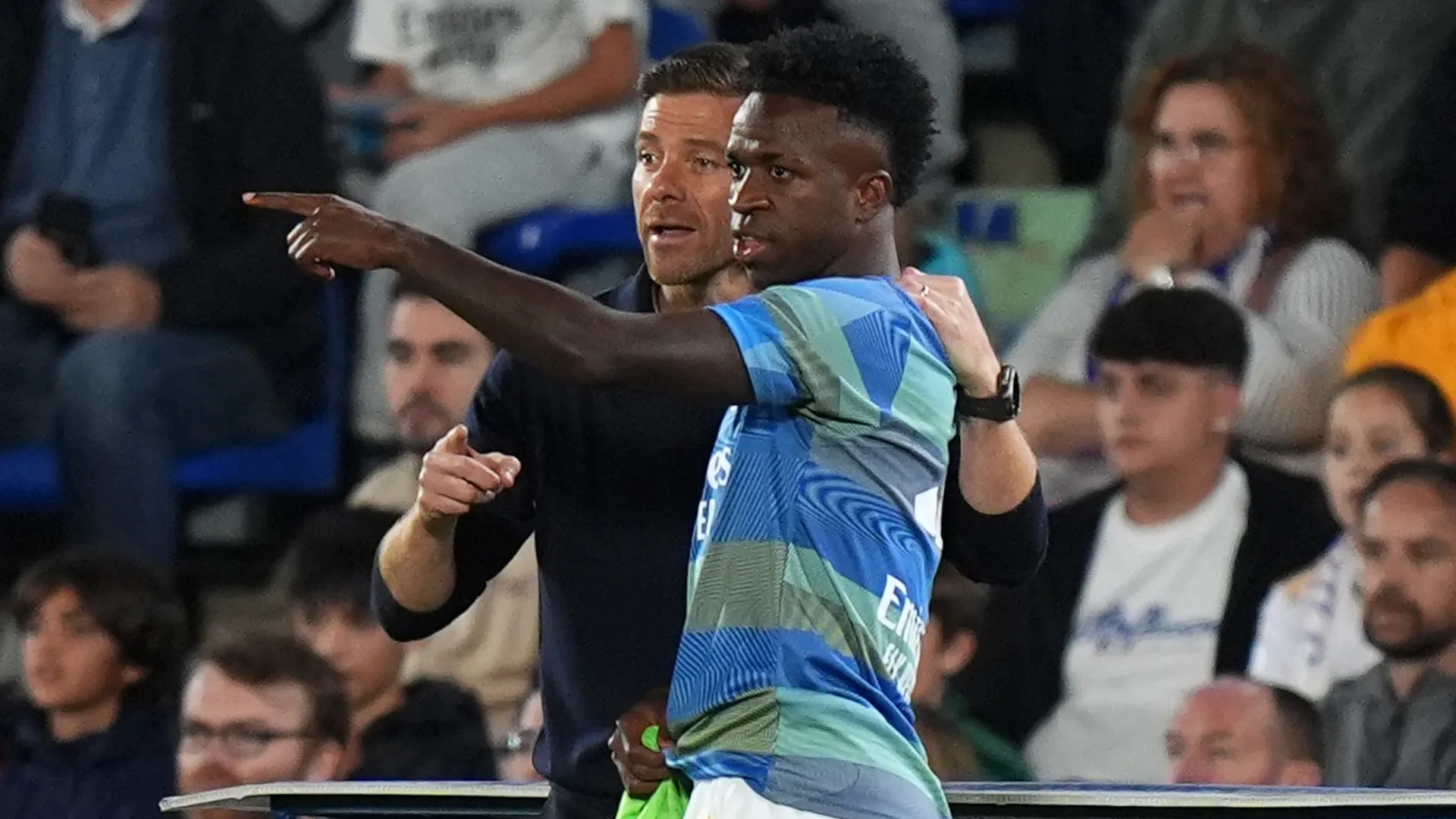Vinicius Junior conversando com Xabi Alonso pelo Real Madrid (Foto: Angel Martinez/Getty Images)