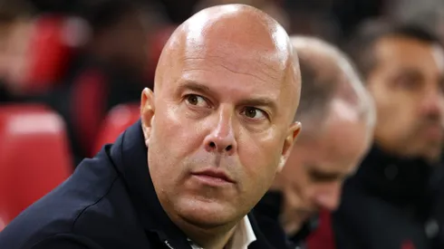 Arne Slot, treinador do Liverpool justificou a escalação da equipe por ter muitos jovens após a eliminação na Copa da Liga (Foto: Dan Istitene/Getty Images)