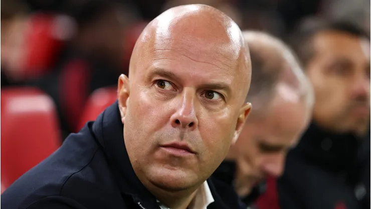Arne Slot, treinador do Liverpool justificou a escalação da equipe por ter muitos jovens após a eliminação na Copa da Liga (Foto: Dan Istitene/Getty Images)
