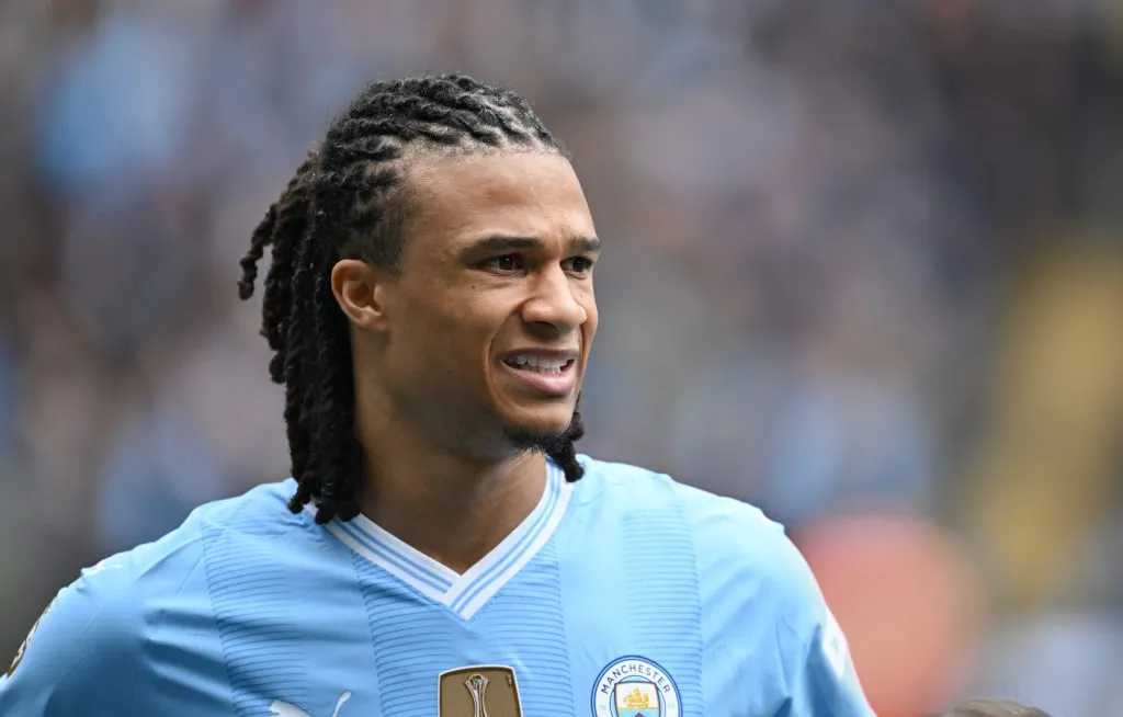 Nathan Aké, zagueiro do Manchester City, pode deixa o clube em janeiro. Se ofertas entre 30-35 milhões de euros (R$186-216 milhões na cotação atual) chegarem, ele poderá sair. Segundo as com informações do portal CaughtOffside, Inter de Milão, Juventus e Crystal Palace estão interessados no jogador holandês de 30 anos (Foto: Michael Regan/Getty Images)