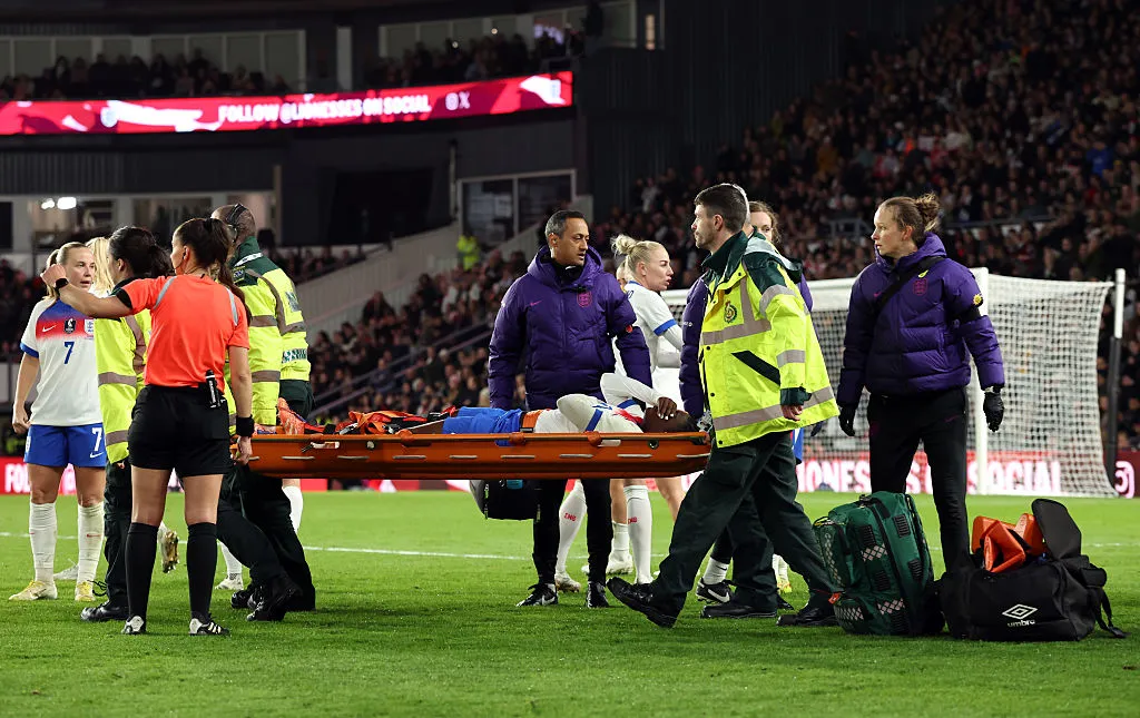 Angyemang deixou o gramado pouco tempo depois de entrar em campo – Foto: Nathan Stirk/Getty Images