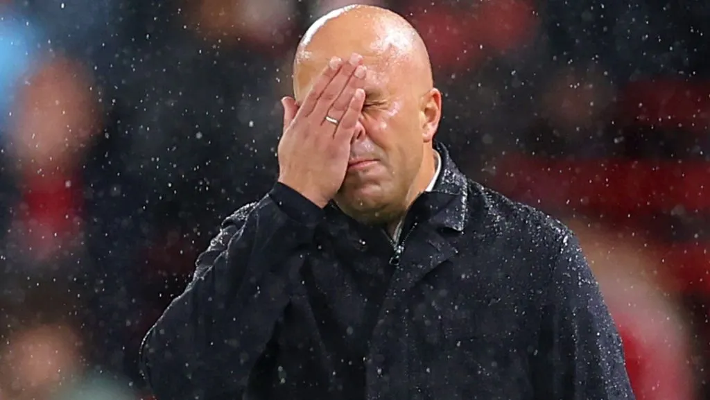 Arne Slot é técnico do Liverpool