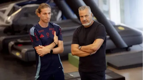 José Boto conversa com Filipe Luís no Flamengo – Foto: Adriano Fontes/ Flamengo