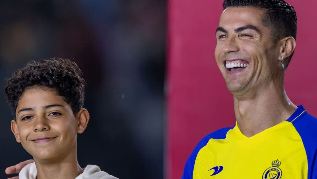 Cristiano Ronaldo e seu filho Cristiano Ronaldo Jr durante apresentação oficial no Al-Nassr. Foto de Yasser Bakhsh/Getty Images