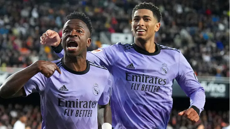Bayern de Munique entra na disputa com o PSG para comprar Vini Jr junto ao Real Madrid. (Foto: Aitor Alcalde/Getty Images)