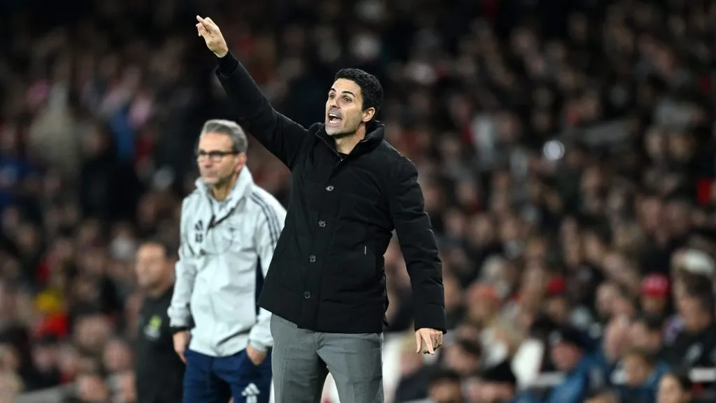 Mikel Arteta, técnico do Arsenal, gesticula ao dar instruções durante a partida da quarta rodada da Carabao Cup entre Arsenal e Brighton &amp; Hove Albion, no Emirates Stadium, em 29 de outubro de 2025, em Londres, Inglaterra. (Foto: Shaun Botterill/Getty Images)