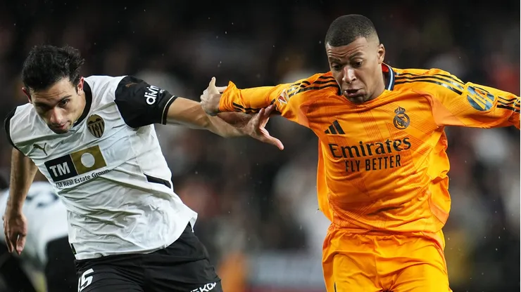 Kylian Mbappé, do Real Madrid, conduz a bola enquanto é pressionado por César Tarrega, do Valencia CF, durante a partida da LaLiga entre Valencia CF e Real Madrid CF, no Estádio Mestalla, em 3 de janeiro de 2025, em Valência, Espanha. (Foto: Aitor Alcalde/Getty Images)