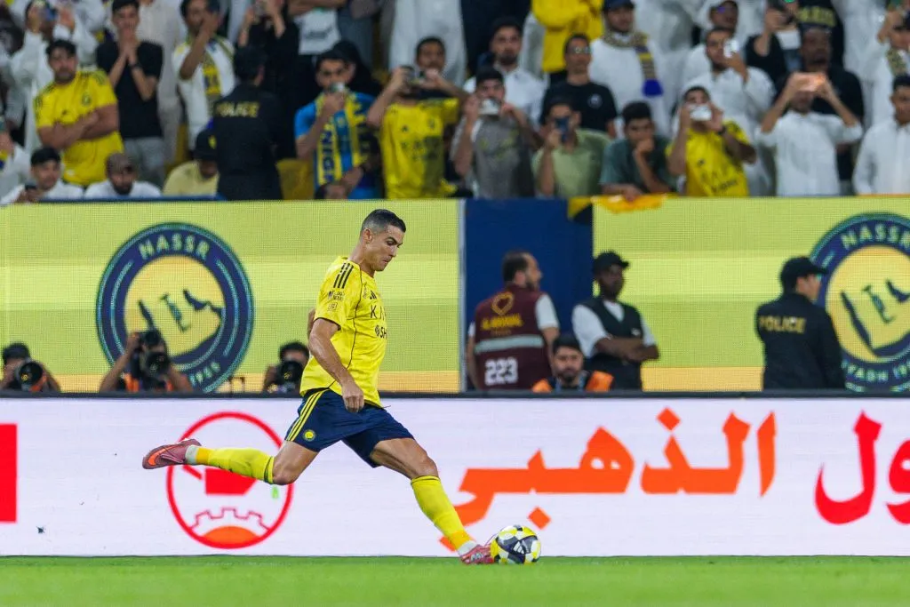 Cristiano Ronaldo segue em busca do milésimo gol (Foto: Abdullah Ahmed/Getty Images)