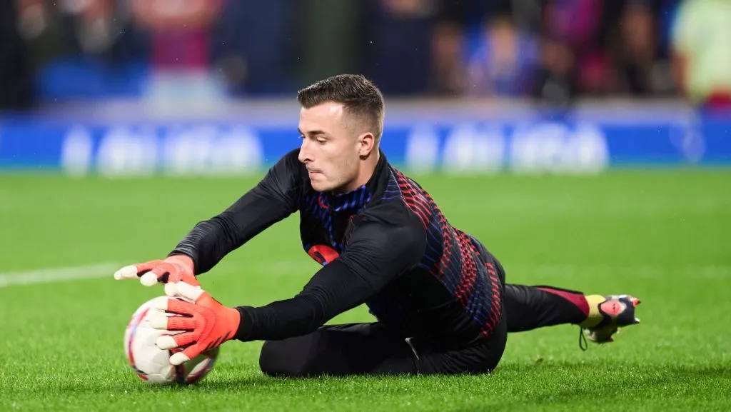 Inaki Pena se aquece antes da partida da LaLiga. Foto: Juan Manuel Serrano Arce/Getty Images