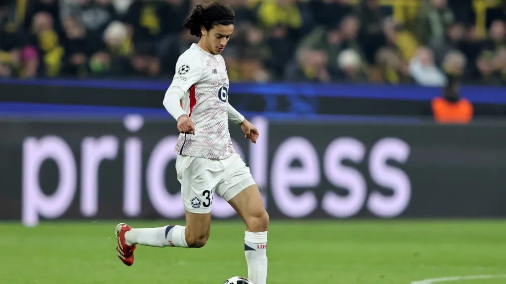 Ayyoub Bouaddi em jogo do Lille. Jogador é alvo do Manchester United. Foto: Christof Koepsel/Getty Images