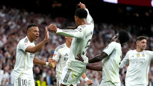 Xabi Alonso deve repetir a base do time com Vinicius Jr., Bellingham e Mbappé no ataque, mas sofre com ausências na defesa — Alaba, Rüdiger e Carvajal seguem no departamento médico, e Lunin está suspenso. (Foto: Angel Martinez/Getty Images)