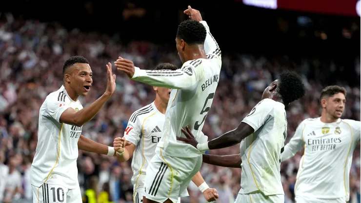 Xabi Alonso deve repetir a base do time com Vinicius Jr., Bellingham e Mbappé no ataque, mas sofre com ausências na defesa — Alaba, Rüdiger e Carvajal seguem no departamento médico, e Lunin está suspenso. (Foto: Angel Martinez/Getty Images)