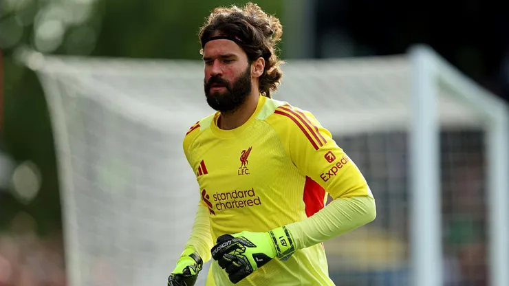 Alisson em ação pelo Liverpool.