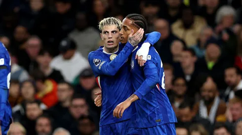 João Pedro comemora gol em Tottenham x Chelsea.