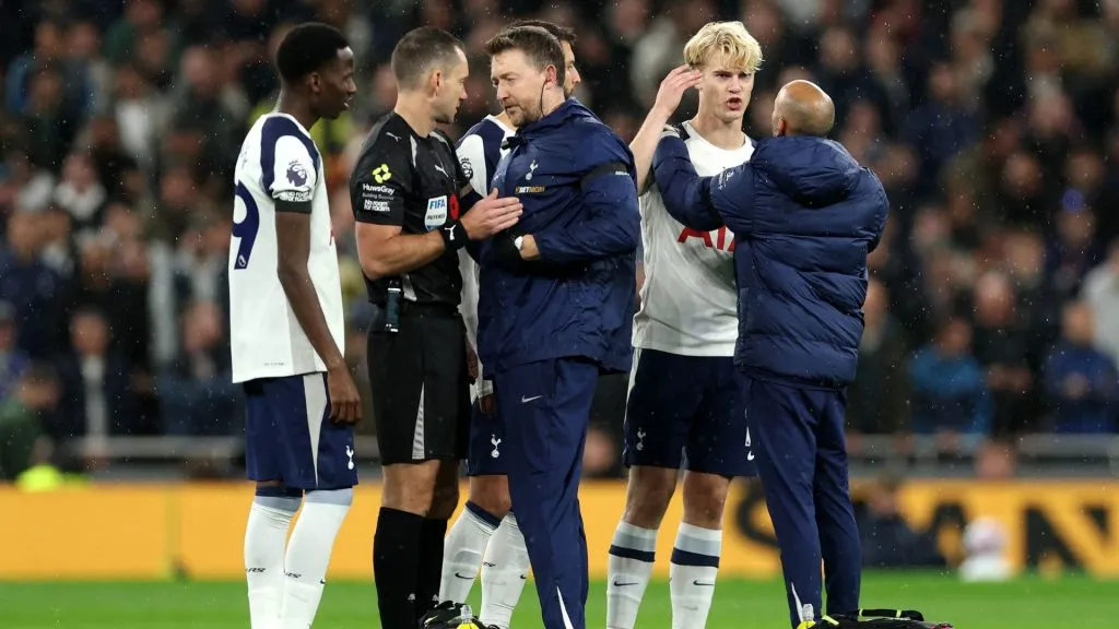 Bergvall (cabelo loiro) recebeu atendimento médico e foi substituído no começo de Tottenham x Chelsea (foto: Alex Pantling/Getty Images)