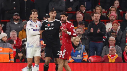 Dibu Martínez comete falha bizarra e Liverpool vence o Aston Villa na Premier League. (Foto: Carl Recine/Getty Images)