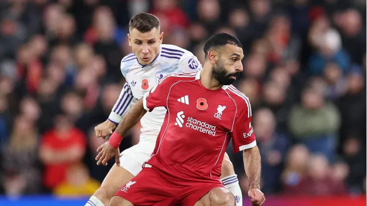 Liverpool vence Aston Villa com gol de Salah após falha de Dibu. (Photo by Jan Kruger/Getty Images)