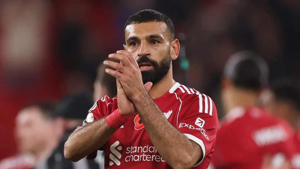 Mohamed Salah, do Liverpool, aplaude os torcedores após a vitória da equipe na partida da Premier League entre Liverpool e Aston Villa, em Anfield, em 1º de novembro de 2025, em Liverpool, Inglaterra. (Foto de Carl Recine/Getty Images)