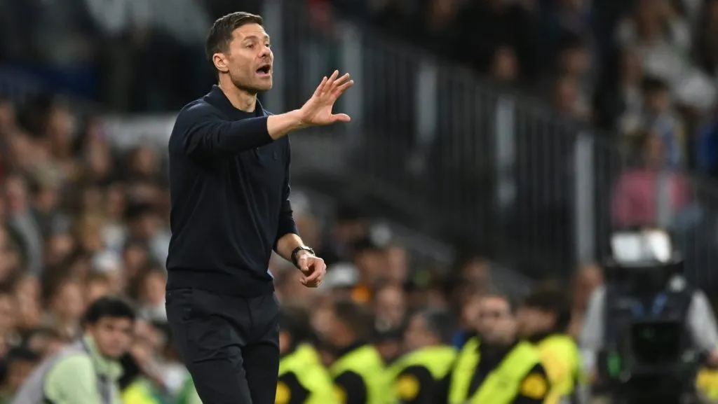 Xabi Alonso, técnico do Real Madrid, grita instruções durante a partida da LaLiga EA Sports entre Real Madrid CF e Valencia CF, no Estádio Santiago Bernabéu, em 1º de novembro de 2025, em Madri, Espanha. (Foto: Denis Doyle/Getty Images)