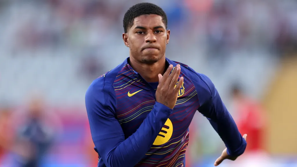 Marcus Rashford correndo durante aquecimento pelo Barcelona