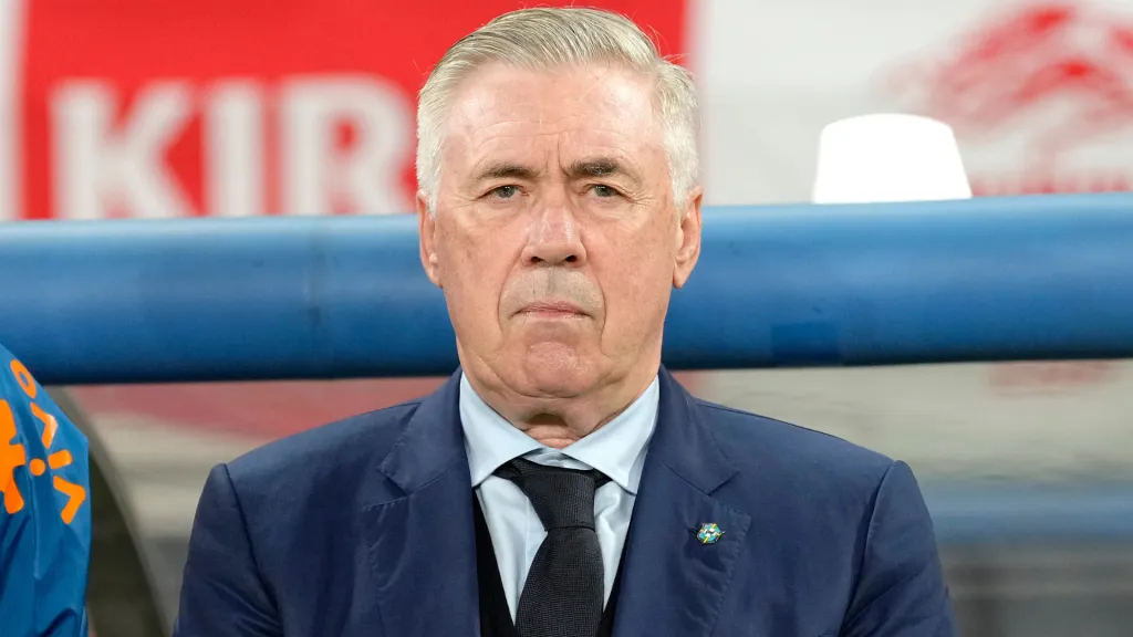 Carlo Ancelotti, com olhar sério, pela Seleção Brasileira (Foto: Toru Hanai/Getty Images)