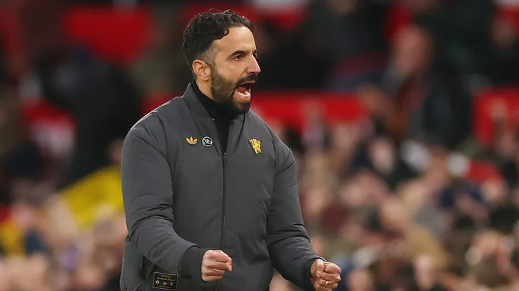 Rúben Amorim vibra com os torcedores pelo sucesso do Manchester United