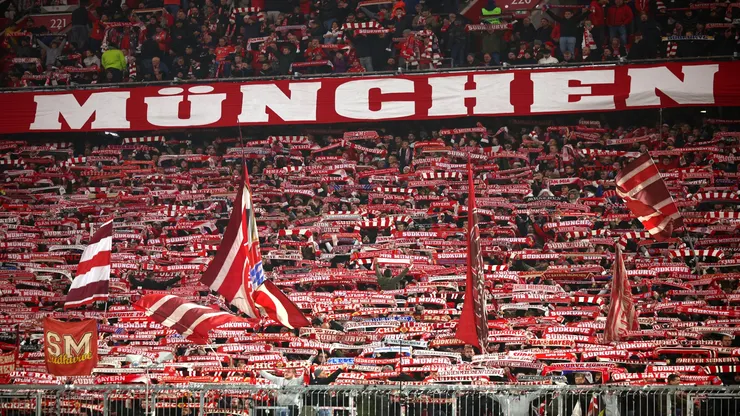 Torcedores do Bayern de Munique em partida contra o Benfica pela Champions League 2024/25 - Adam Pretty/Getty Images