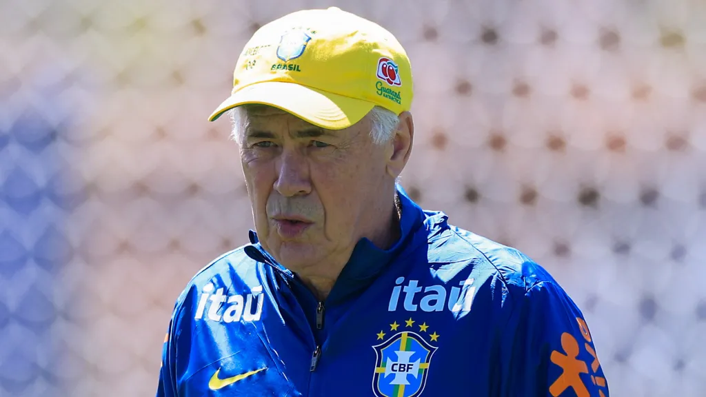 Ancelotti de blusa azul e boné amarelo durante treino da Seleção Brasileira