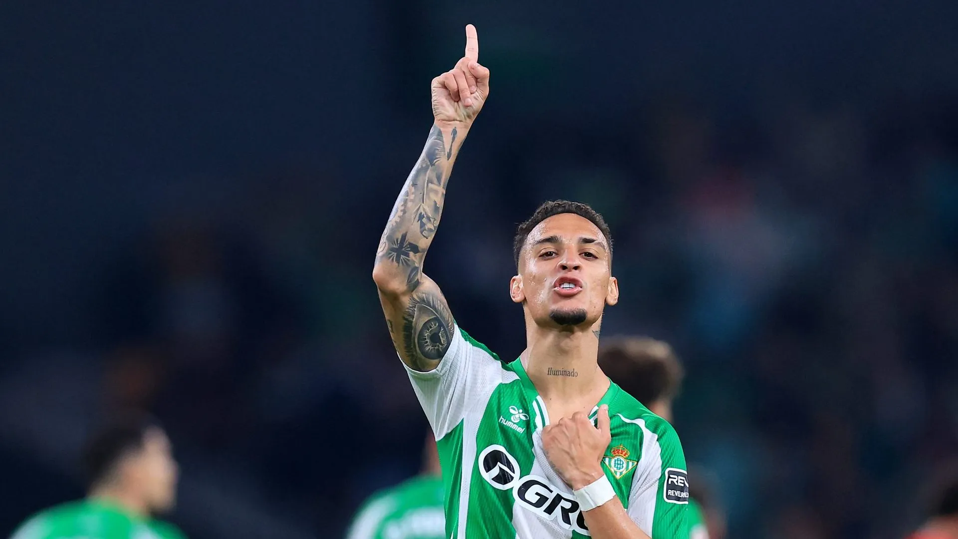 Antony, do Real Betis, comemora o segundo gol de sua equipe durante a partida da LaLiga EA Sports entre Real Betis Balompié e RCD Mallorca, no Estádio La Cartuja, em 2 de novembro de 2025, em Sevilha, Espanha. (Foto: Fran Santiago/Getty Images)