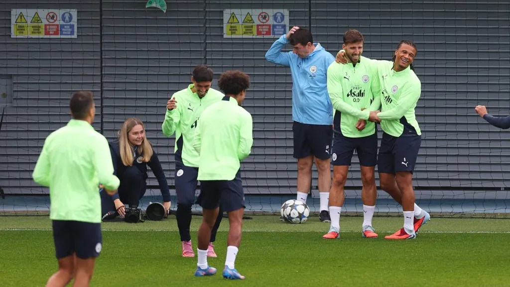 Rúben Dias e Nathan Aké, do Manchester City, reagem juntos durante o treino da equipe antes da partida da Liga dos Campeões da UEFA contra o AS Monaco, na Manchester City Football Academy, em 30 de setembro de 2025, em Manchester, Inglaterra. (Foto: Molly Darlington/Getty Images)